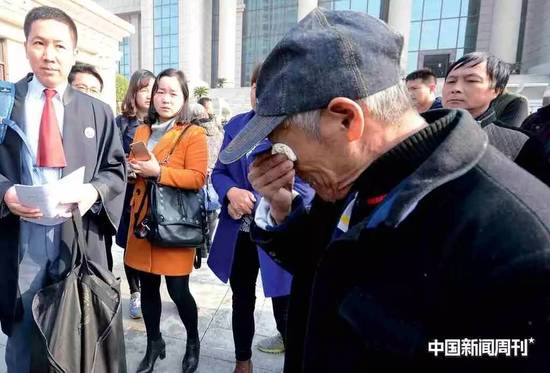 2016年12月22日,江西南昌,说起16年来为儿子申诉的艰辛,黄志强的父亲不禁老泪纵横