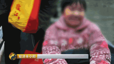 陈传国：我说你好好的在那读书上学，每个月28日爸爸负责来接你，她说好。我说拉勾，拉勾不许骗。