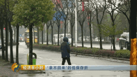陈传国说，孩子住校要生活费，他是理解的。生活费要多少，他可以给学校交钱，但是拿走低保存折，他不愿意。