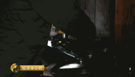 学生放假，不用上课，也就没有生活费，低保存折却还要留在学校，副校长周艳这样的解释令人费解。