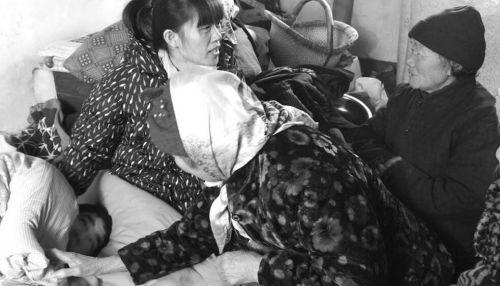 1月12日上午,得知张富回家,村邻纷纷赶来探望,张富害羞地躲进了被窝里,妈妈一直在一旁守着他。