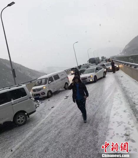 因降雪京承高速多车相撞 目前承德段全线封闭
