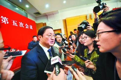 昨天下午,市十四届人大五次会议举行首场新闻发布会。散会后,中关村管委会主任郭洪继续就热点问题回答记者提问。本报记者 邓伟摄