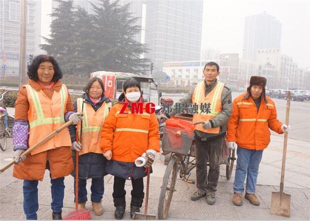 1月18日上午9时,在西四环化工路口,几位干了一早上的环卫工暂时聚到一起喝水,沟通一下接下来的工作分工。