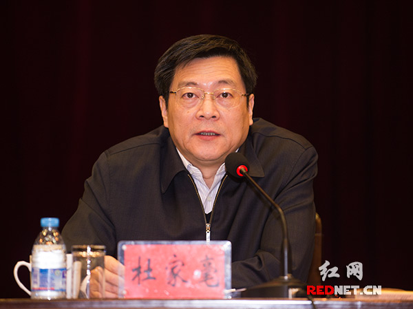 杜家毫,男,汉族,1955年7月出生,浙江宁波人,中央党校研究生,工商管理硕士学位,高级经济师,高级政工师。1973年3月参加工作,1973年12月加入中国共产党。现任十八届中央候补委员,湖南省委书记,湖南省人大常委会主任。