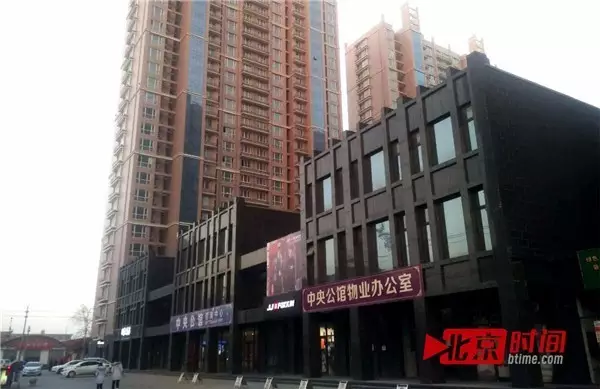“中央公馆以前是县政府所在地，属于县城最中心位置，并且这个项目是县里的重点项目，属于门面工程”。2013年五月份，刘女士的老公张先生路过县城光明街的时候，看到这家商铺正在出售，十分看好项目前景。刘女士一家商量之后，决定购买一套独立的三层商铺，商铺单价7300元/平，建筑面积281.61平米，总价约205万元。