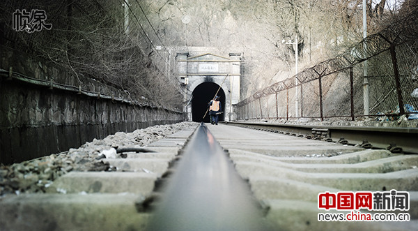 打冰人准备进洞作业。中国网记者 王梦泽 摄