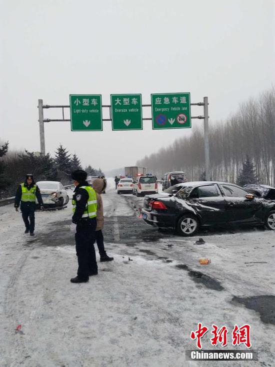 1月26日中午12：45左右，哈绥高速374公里处发生一起交通事故，死亡1人，事故发生后，因沿途降雪，事故同向后方路段，陆续发生3起多车连撞的轻 微交通事故，多为车辆剐蹭，造成车辆滞留大约1.5公里，滞留车辆占用应急车道，救援车辆前往救援困难。沿途交警部门正在全力疏导分流滞留车辆。呼吁广大 驾驶人服从交警指挥，减速慢行，系好安全带，避让应急车道。