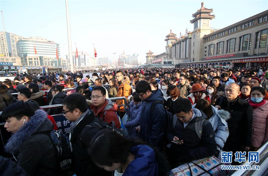 2月2日,旅客從北京火車站出站後排隊進入地鐵站.