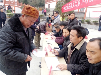 搬迁户到大萝卜村易地扶贫搬迁中心安置点领钥匙