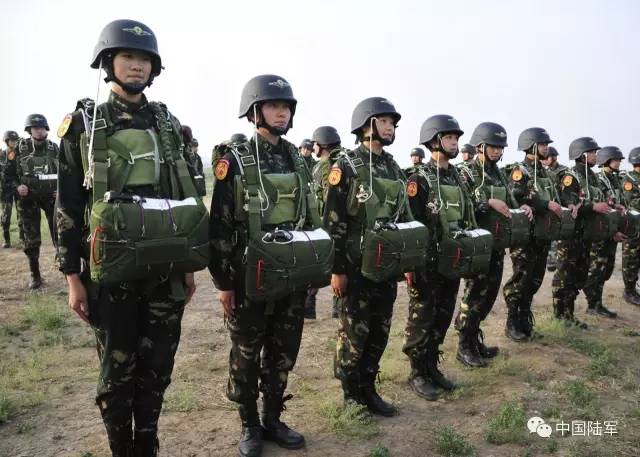 特战女兵组织高空伞降训练(来源:中国陆军微信公众号)