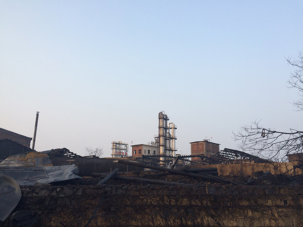 爆炸建筑物坍塌,一片焦黑废墟。本文图片 澎湃新闻记者 张蓓 图