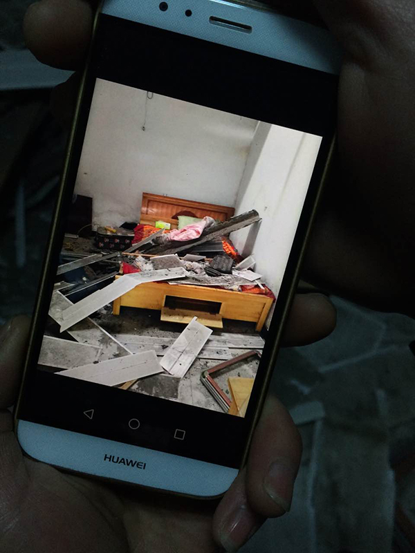 姚文件说,水泥横梁砸下来时他就躺在被子里。