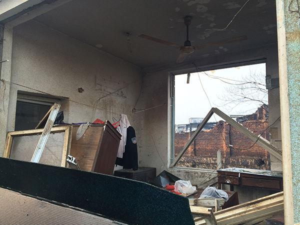 岗亭里挂着保安服,岗亭窗外就可见爆炸点。