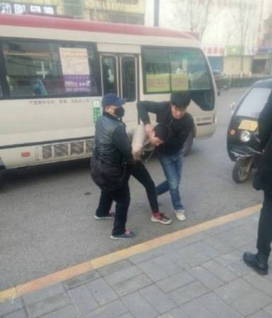 据称涉事小偷有备而来,“特地掏出口罩戴上,才下车打人”。