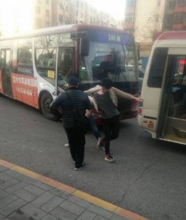 之后巴士驶至余家寨站时,被打少年疑看到小偷再次犯案,大喊“他们才是小偷”,结果被多人拖下车殴打。