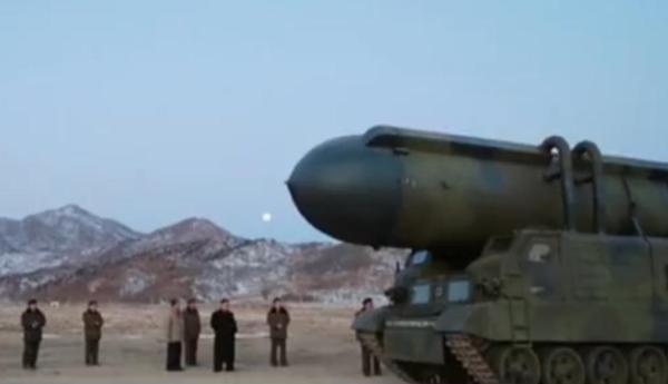 据韩联社13日报道，朝鲜中央电视台当天播出所谓“新型战略武器”北极星2型中远程弹道导弹的试射画面，时长约4分13秒。朝中社当天也报道称，金正恩现场指导了导弹试射。