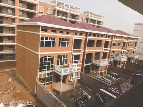 学校内违法建别墅。