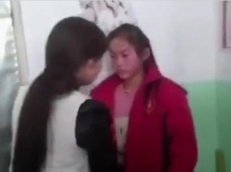 近日，山西晋中一中学女生在寝室遭遇同学索钱殴打。 视频截图