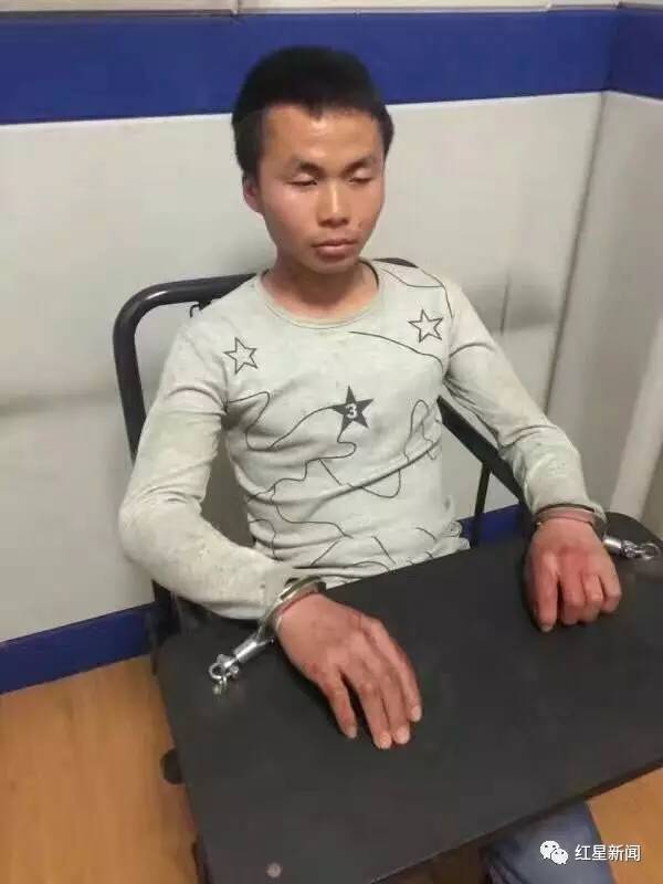 红星新闻记者奔赴犯罪嫌疑人胡某老家有现住地，发现胡某持有宣汉县残疾人联合会颁发的残疾证，残疾类别为“精神”，残疾等级为“二级”。