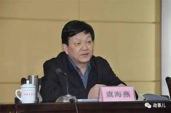 虞海燕是浙江义乌人，1985年调至酒泉钢铁集团，从炼钢厂调度长、车间副主任升至科长、副厂长，于1998年升任炼钢厂厂长。