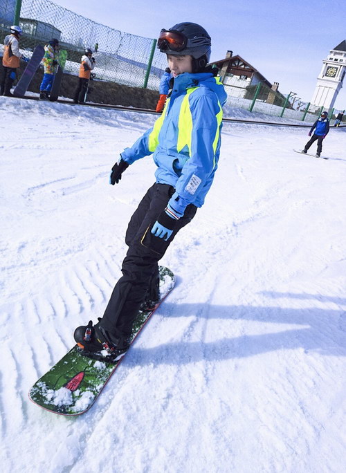 从滑雪板、滑雪装备到滑雪爱游戏-爱游戏(AYX)体育官方网站-赔率最高在线投注平台场超详细的新手滑雪入门攻略