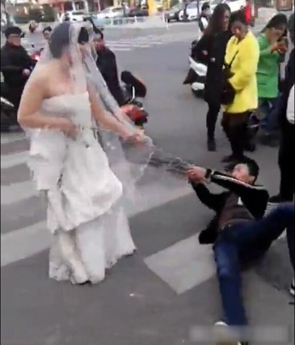 新娘用力拖拽着新郎，还时不时的喊着：“跟不跟我结婚。”