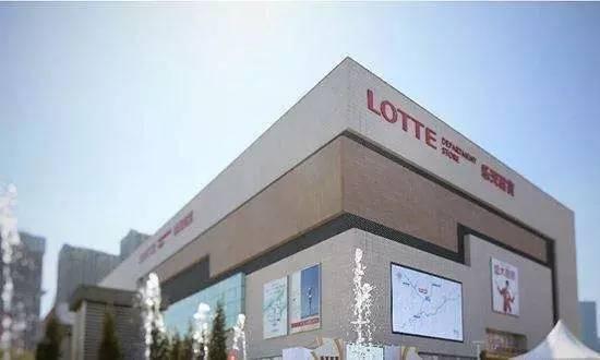 去年,乐天集团的副会长李仁源因涉嫌多项犯罪,在被调查过程中,留下4页遗书自杀身亡,时任乐天集团会长的辛东彬也被韩国检察机关控告涉嫌巨额贪污和失职罪。