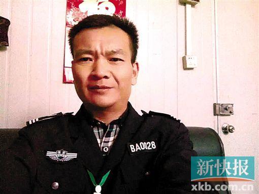 周明洪的骨灰回到家乡时,高铁站挂起了接英雄回家的横幅。通讯员供图