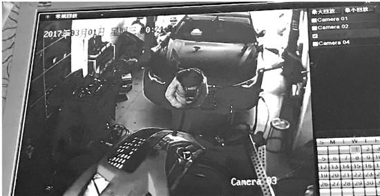 监控拍到女子进入汽修店内