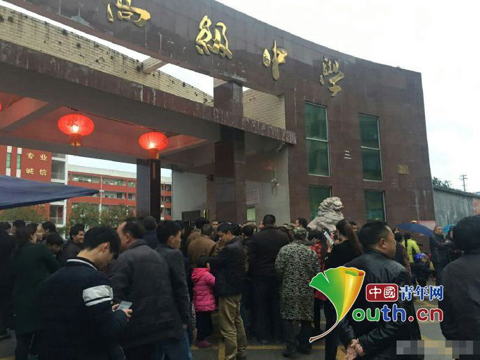 3月12日有网友向中国青年网爆料:3月11日晚,湖北来凤县高级中学一名17