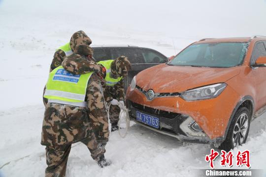 武警交通第二支队官兵在川藏线指挥车辆通行 汪巍 摄