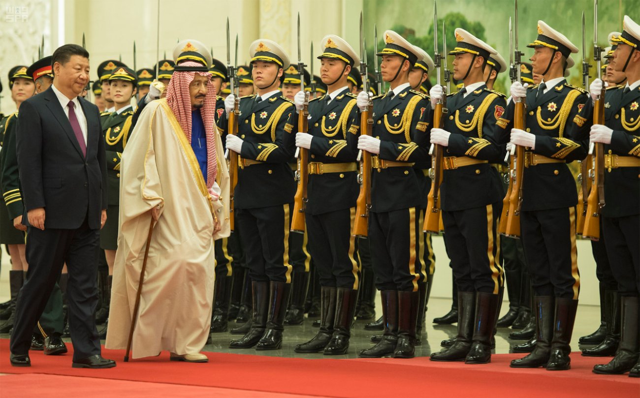 3月16日，习近平在人民大会堂举行仪式欢迎沙特国王萨勒曼访华。习近平陪同萨勒曼检阅解放军三军仪仗队。