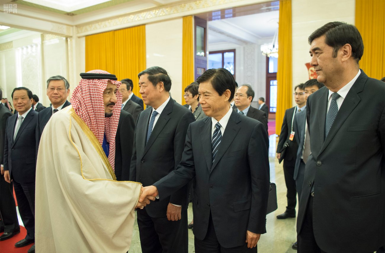 沙特国王萨勒曼与出席欢迎仪式的中方官员握手。
