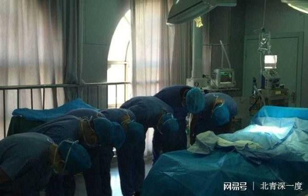 器官获取前,医生鞠躬表达对捐献者的尊重