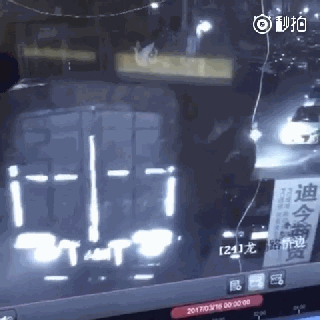 大货车凌晨撞损多车监控视频。 本文图均为 温州网 图