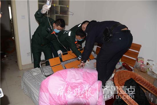 急救车到达警官医院后,经医生抢救,该男子未耽误抢救时机,已暂时脱离生命危险。
