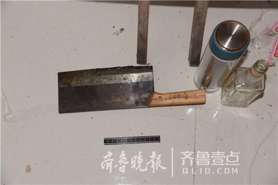 男子自杀用的菜刀