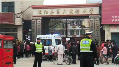 3月22日，河南省濮阳县第三实验小学发生踩踏事故。根据官方通报，事故造成1名学生死亡，20余名学生受伤。图/视觉中国