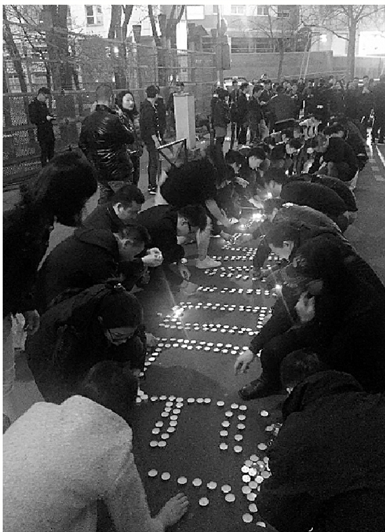 事发后,当地华人举行悼念活动。 法国《华人街报》供图