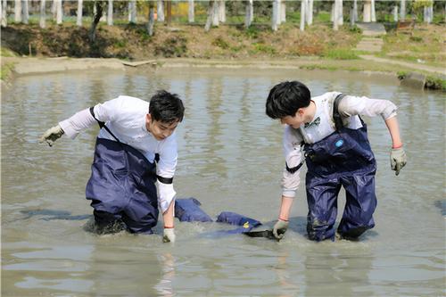 刘昊然《高能少年团》首播 双商爆表变捕鱼达人