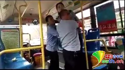 视频截图:其他乘务员在劝阻当事女乘务员