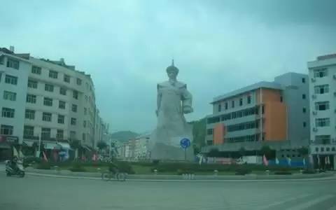 福建屏南县。巨像为清代名将甘国宝石像。