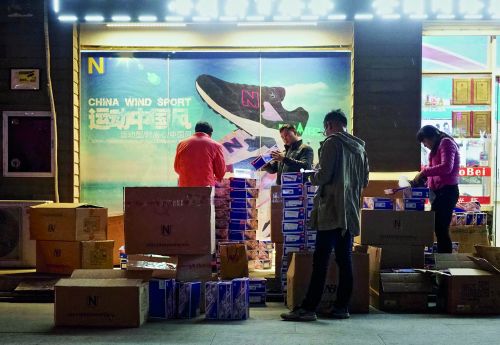 阿里巴巴打出电商打假“第二枪”。3月9日，阿里巴巴向上海市奉贤区法院递交诉状，起诉一家涉嫌出售假猫粮的淘宝店主，索赔267万元，并要求其公开道歉。