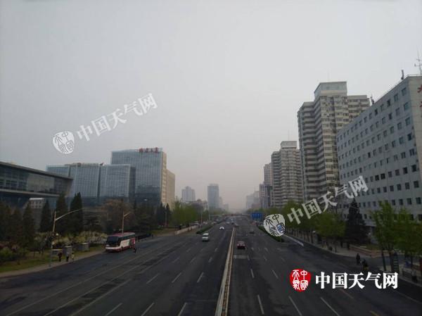 4月6日7时，北京能见度不佳。