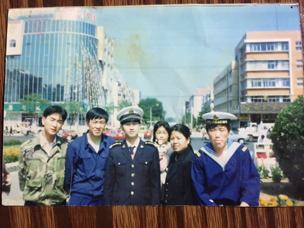 转业到山西平遥县文物局前，雷思凤身着海军军装（左三）与妻女、战友的合影。