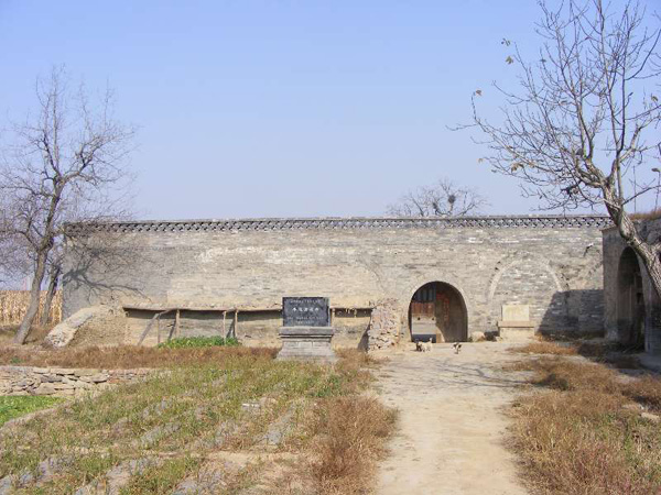 维修前的清凉寺，庙门口还是一片农田。