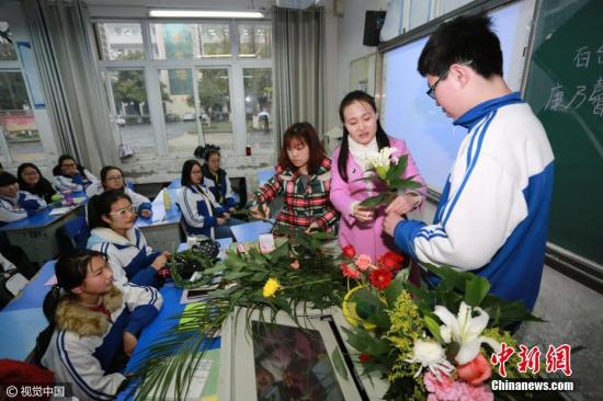 资料图：湖北省襄阳市，襄阳二十四中将走班制选修课带入学生课堂，以此促进学校素质教育的发展。视觉中国