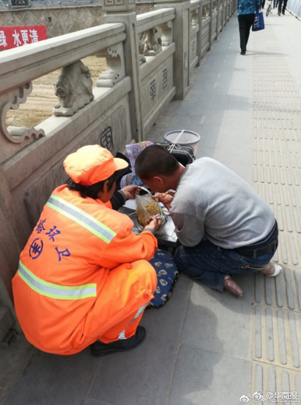 男子手脚残疾，平时在桥上绣十字绣