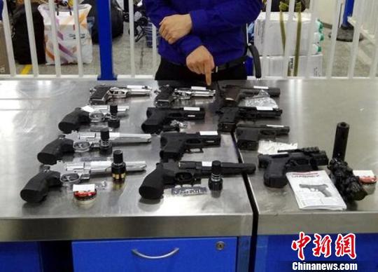 深圳皇岗海关查获的气枪。